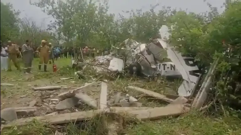 Kanpur Plane Crash  કાનપુર પ્લેન ક્રેશ.. ટ્રેનિંગ વિમાન તૂટી પડતા પાયલોટનું દર્દનાક મોત, કોપાયલોટ જિંદગી અને મોત વચ્ચે ઝોલા ખાઈ રહ્યા છે