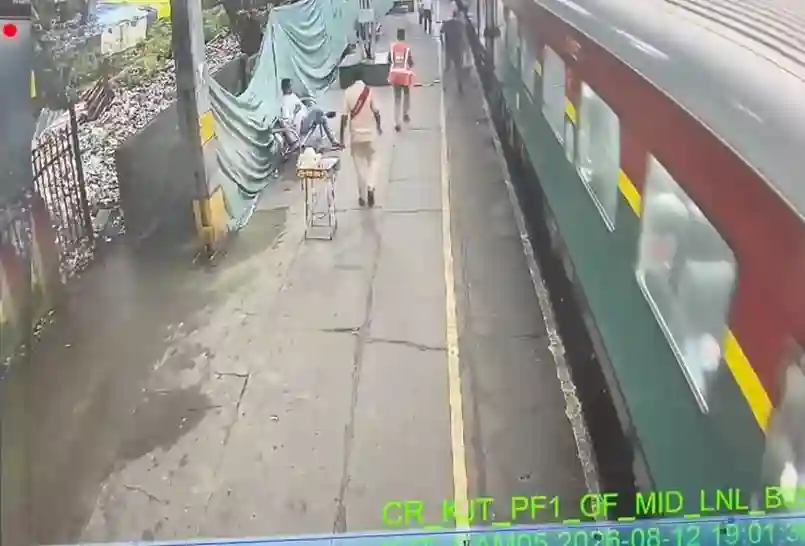 Karjat Station Incident મોતના મુખમાંથી પરત ફર્યા પ્રવાસી! કરજત સ્ટેશને ચાલુ ટ્રેન પકડવા જતાં ટ્રેક પર પડી ગયા, કર્મચારીએ આ રીતે બચાવ્યો જીવ