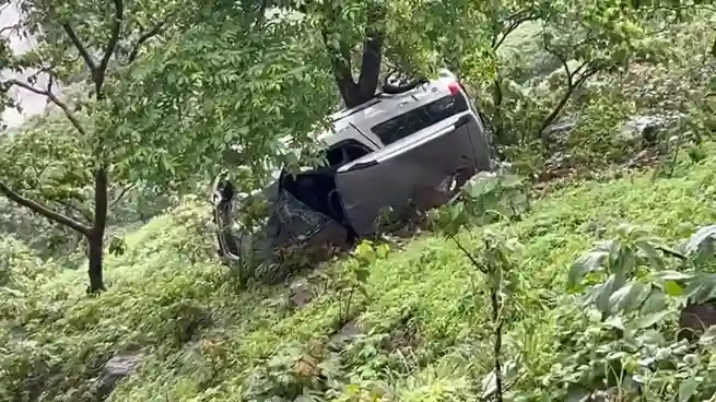Khopoli Accident Car Hangs On Tree મોતને નજીકથી જોયું… ખોપોલીમાં બેકાબૂ કાર ૫૦ ફૂટ ઊંડી ખાઈમાં પડી, ડ્રાઈવરનો ચમત્કારિક બચાવ; જુઓ વિડીયો