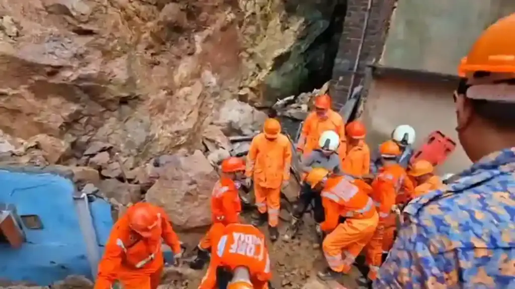Kurla Landslide Accident મુંબઈમાં મોટો અકસ્માત! કુર્લાની ગૌશિયા ચાલ પર ભૂસ્ખલન, અનેક મકાનો ધરાશાયી! આટલા લોકોએ ગુમાવ્યો જીવ..