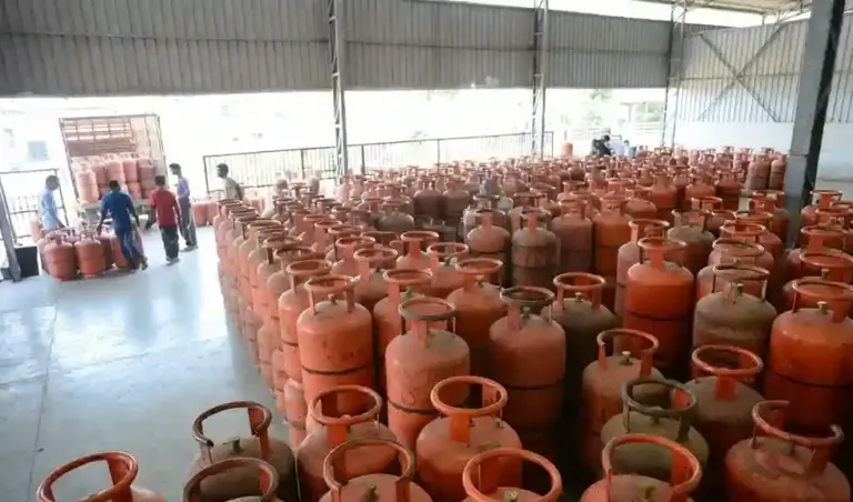 LPG Cylinder Price Cut 1st August  મહિનાના પહેલા જ દિવસે આવી ગુડ ન્યુઝ, એલપીજી સિલિન્ડરના ભાવમાં મોટી રાહત, કમર્શિયલ ગેસ સિલિન્ડર રૂ. ૨૦૦ સુધી સસ્તો થયો