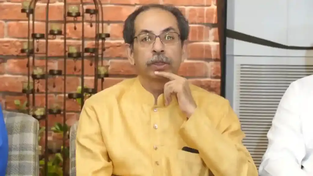 Uddhav Thackeray Flag Hoisting  ઉદ્ધવ ઠાકરેએ મધ્યરાત્રિએ શિવસેના ભવન પર તિરંગો ફરકાવ્યો, જણાવ્યું વિશેષ કારણ