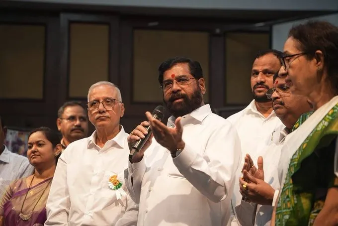 Maharashtra Politics   મહારાષ્ટ્રમાં મોટો રાજકીય ઉલટફેર અમરાવતીમાં કોંગ્રેસને મોટો ઝટકો ૧૯ કોર્પોરેટરોએ કર્યો એકનાથ શિંદેની શિવસેનામાં પ્રવેશ