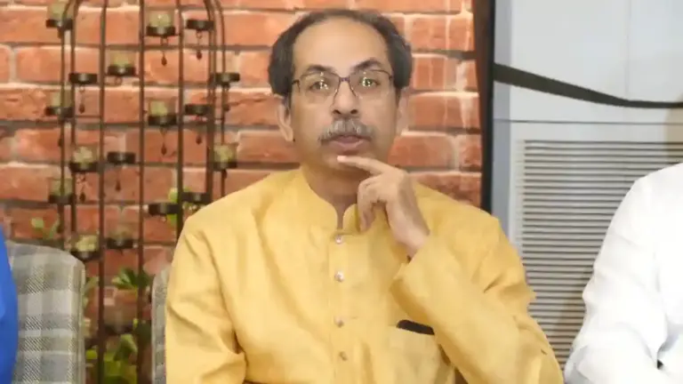 Uddhav Thackeray Flag Hoisting  ઉદ્ધવ ઠાકરેએ મધ્યરાત્રિએ શિવસેના ભવન પર તિરંગો ફરકાવ્યો, જણાવ્યું વિશેષ કારણ