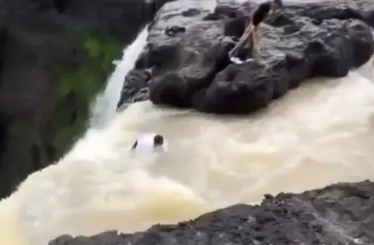 Malshej Ghat Kalu Waterfall Selfie Rescue માલશેજ ઘાટના કાળુ ધોધ પર સેલ્ફી લેતી વખતે યુવકનો લપસ્યો પગ, પ્રવાસીઓએ આ રીતે બચાવ્યો જીવ