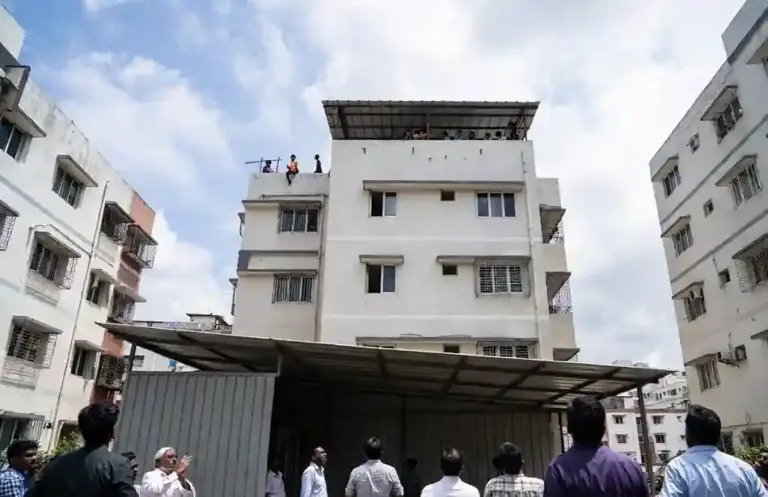 Miraculous rescue of toddler  વિરારમાં ત્રીજા માળેથી નીચે પછડાયેલા ૧૮ મહિનાના માસૂમ બાળકનો શેડ પર પડવાથી ચમત્કારિક બચાવ