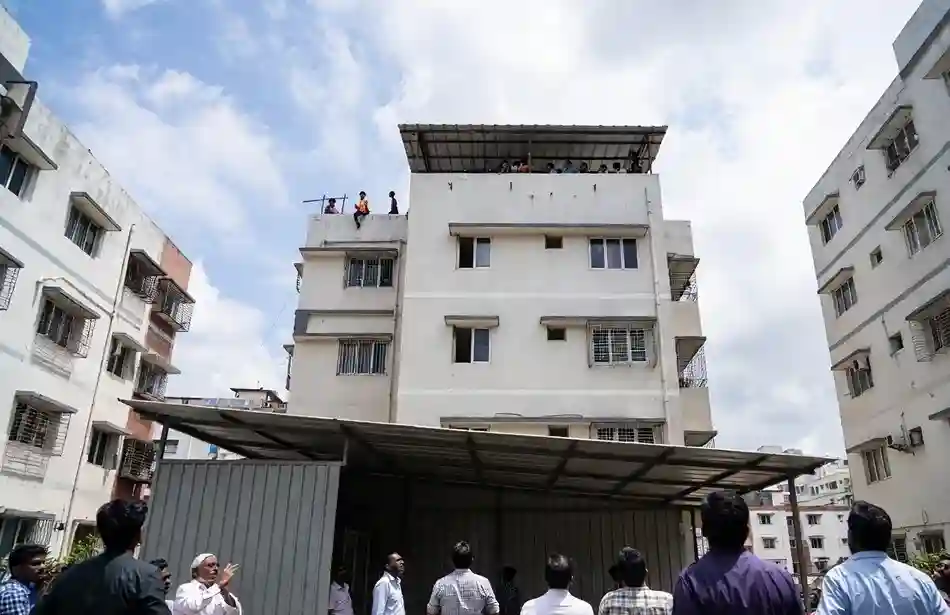 Miraculous rescue of toddler વિરારમાં ત્રીજા માળેથી નીચે પછડાયેલા ૧૮ મહિનાના માસૂમ બાળકનો શેડ પર પડવાથી ચમત્કારિક બચાવ