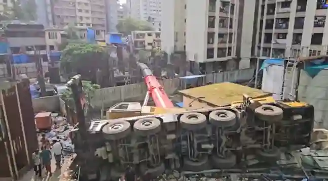 Mumbai Crane Collapse Accident મુંબઈના કુર્લા વિસ્તારમાં ઘર પર મોટી ક્રેન ધરાશાયી, ૧૦થી વધુ લોકો ગંભીર રીતે ઇજાગ્રસ્ત