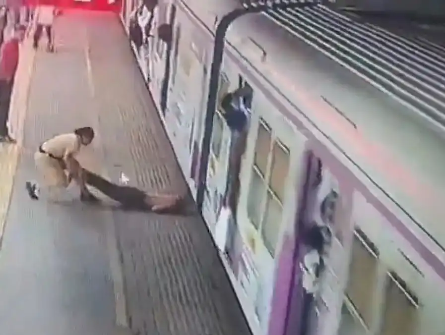 Mumbai GRP Head Constable Rescues Man Attempting Suicide  મુંબઈના દાદર સ્ટેશને જિંદગી અને મોત વચ્ચે જંગ, જીઆરપી જવાને દોડતી લોકલ ટ્રેન નીચે કૂદવાનો પ્રયાસ કરતા યુવકને બચાવ્યો