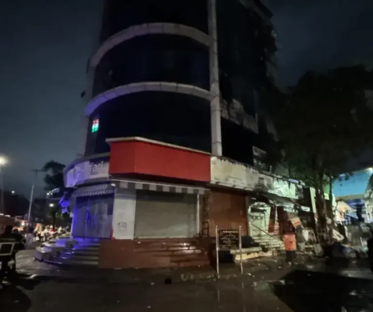 Mumbai Hotel Fire  મુંબઈના કાંદિવલી વેસ્ટ સ્થિત 'હોટેલ' માં ફાટી નીકળી ભીષણ આગ; ફાયર બ્રિગેડની ટીમ દ્વારા ૧૧ લોકોનું સફળ રેસ્ક્યુ