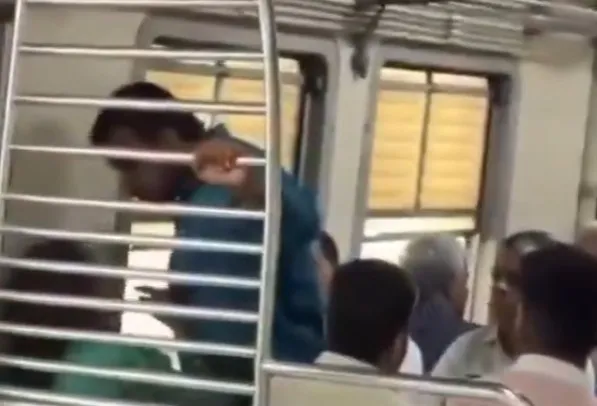 Mumbai Local Train Assault Cyber Video મુંબઈ લોકલ ટ્રેનમાં પુરુષે મહિલાને જાહેરમાં ઢોર માર માર્યો, સહપ્રવાસીઓ તમાશો જોતા રહ્યા, વાયરલ વિડીયોથી વિવાદ