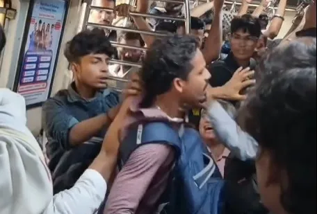 Mumbai Local Train Fight મુંબઈ લોકલ ટ્રેનમાં ફરી દંગલ! ભીડભાડવાળા ડબ્બામાં બે યુવકો વચ્ચે છુટ્ટા હાથે મારામારી…