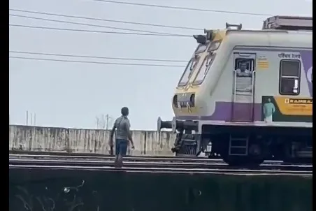 Mumbai Local Train Incident રેલવે ટ્રેક પર હાઈવોલ્ટેજ ડ્રામા મુંબઈ લોકલ રોકવા માટે યુવકે ખતરામાં મૂક્યો પોતાનો જીવ, વીડિયો વાયરલ..