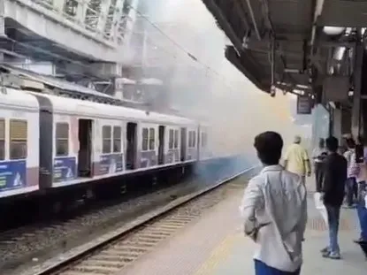 Mumbai Local Trains Disrupted સેન્ટ્રલ રેલવેની ઘોર બેદરકારી કે અકસ્માત? મુલુંડ પાસે વાયર પર મટીરિયલ પડતા ખોરવાયું ટ્રેન નેટવર્ક, સ્ટેશન પર ભીડ