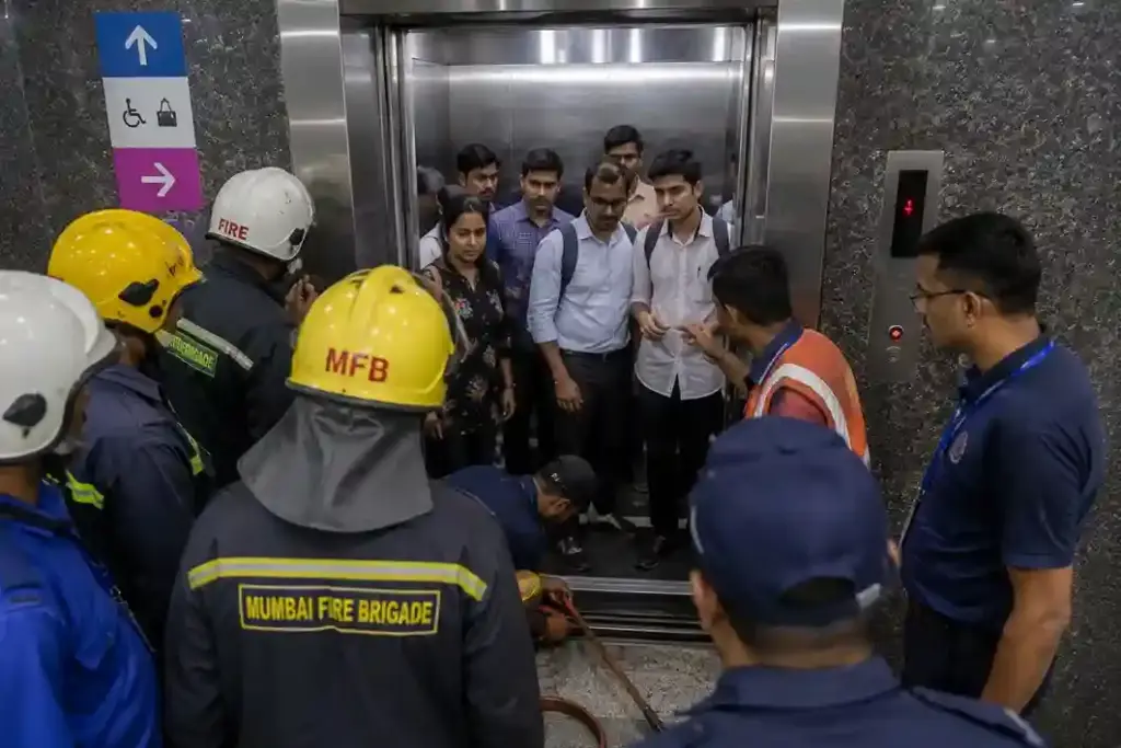 Mumbai Metro 3 Churchgate Lift Rescue મુંબઈ મેટ્રો ૩ ચર્ચગેટ સ્ટેશને લિફ્ટમાં ફસાયા ૬ પ્રવાસીઓ, સુરક્ષા જવાનોએ સલામત બહાર કાઢ્યા