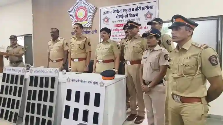 Mumbai Police Recovers Lost Mobiles મુંબઈ પોલીસની શાનદાર કામગીરી ગુમાવેલા મોબાઈલ શોધીને બોરીવલી પોલીસે માલિકોના હાથમાં સોંપ્યા