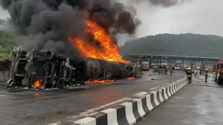 Mumbai Pune Expressway Tanker Fire  મુંબઈપુણે એક્સપ્રેસવે પર ખાલાપુર નજીક ક્રૂડ ઓઇલનું ટેન્કર પલટી જતાં ભીષણ આગ; વાહનવ્યવહાર ઠપ્પ..