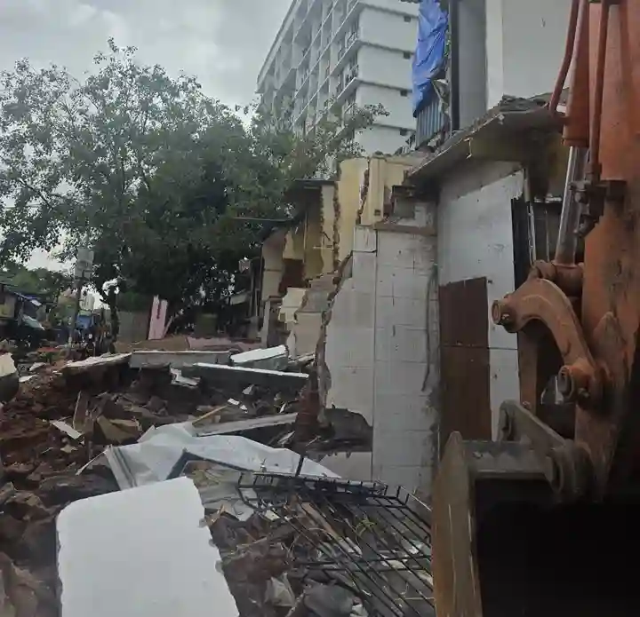 Mumbai Road Work Accident રસ્તા પર ચાલવું પણ અસુરક્ષિત! કામગીરી વખતે લોખંડનો સળિયો ઉછળ્યો ને સીધો વિદ્યાર્થીના મોઢામાં આરપાર થઈ ગયો!