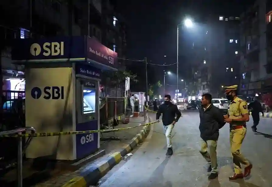 Mumbai SBI ATM Robbery ફિલ્મીઢબે લૂંટ ચલાવનાર બે આરોપીઓ ઝડપાયા ચેમ્બુર એસબીઆઈ એટીએમ બહાર યુવકને હથિયાર બતાવી લૂંટનાર સકંજામાં