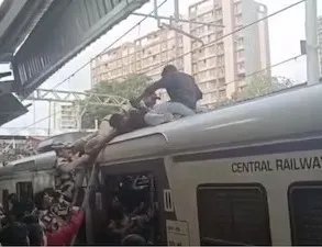 Mumbai Train Roof Incident  મુંબઈ લોકલ ટ્રેન અકસ્માત ટ્રેનની છત પર ચઢવું યુવકને પડ્યું ભારે, OHE વાયરના સ્પર્શથી ગંભીર રીતે ઇજાગ્રસ્ત