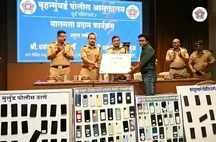 Mumbai police return lost property મુંબઈ પોલીસ છે તો ભરોસો છે… 1.15 કરોડ રૂપિયાથી વધુની કિંમતી સામાન રિકવર કરી મૂળ માલિકોને સોંપાયો
