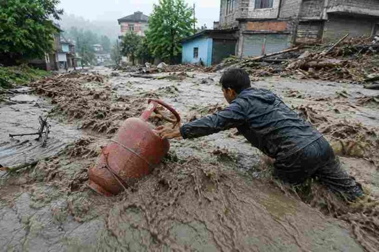Nepal Flood  પૂરના પાણીમાં 'અવસર'! નેપાળમાં પૂરના પાણીમાંથી ગેસ સિલિન્ડર લૂંટતા દેખાયા લોકો