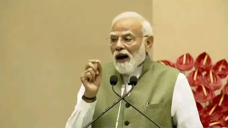 PM Modi Gen Z Message Autobiography  ઇન્ફ્લુએન્સર્સ ગેરમાર્ગે દોરશે! જિંદગીમાં શોર્ટકટ છોડી સંઘર્ષની લાંબી રેસના ઘોડા બનો, Gen Z ને PM મોદીની સોનેરી સલાહ