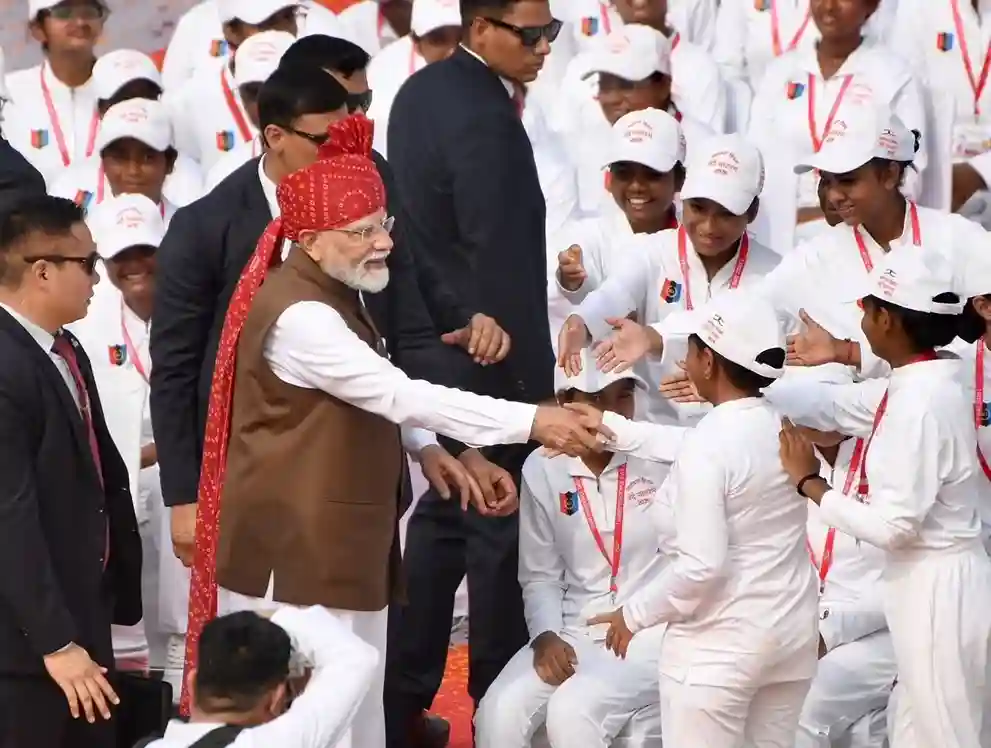 PM Modi Red Fort Students લાલ કિલ્લા પર ભીડ વચ્ચે ગયા પીએમ મોદી, વિદ્યાર્થીઓ સાથે હાથ મિલાવ્યો