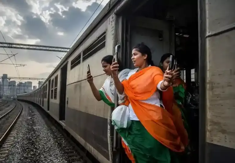 Reel Mumbai Local Train  સ્વતંત્રતા દિવસની રીલ બનાવવી ભારે પડી ચાલુ લોકલ ટ્રેનમાં ત્રિરંગા સાડી પહેરીને સ્ટંટ કરતી મહિલાઓનો વીડિયો વાયરલ