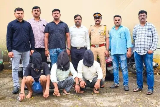 Sakinaka Police Burglary Gang સાકીનાકા પોલીસે દુકાનનું તાળું તોડી ચોરી કરનાર ગેંગ ઝડપી, ૨૨ કિલો ચાંદી અને રોકડ સહિત રૂ. ૪૪.૩૦ લાખનો મુદ્દામાલ જપ્ત