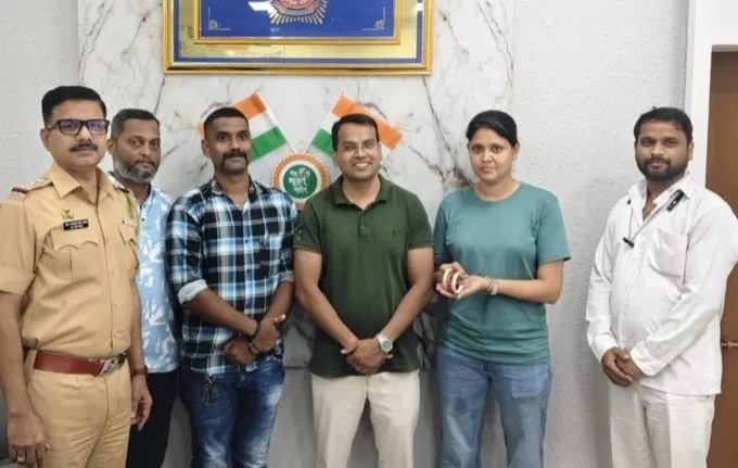 Santacruz Police Return Lost Gold Bag સાંતાક્રુઝ પોલીસની પ્રસંશનીય કામગીરી રિક્ષામાં ભૂલી ગયેલી અઢી તોળા સોનાના દાગીના અને ૫૦ હજાર રોકડ સાથેની બેગ મૂળ માલિકને પરત કરી