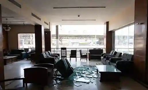 Thane Railway Station Hotel Vandalism ઠાણે રેલવે સ્ટેશન પાસે હોટેલમાં યુવકનો આતંક, તીક્ષ્ણ હથિયાર વડે તોડફોડ કરી અધધ આટલા લાખનું નુકસાન પહોંચાડ્યું
