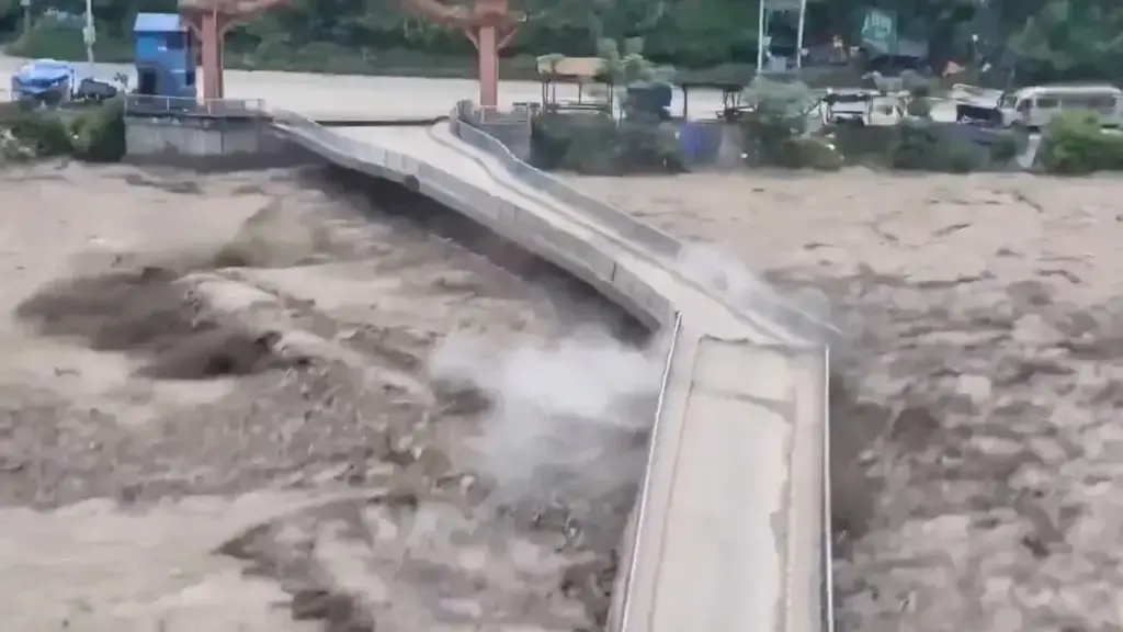 Tibet Flood Hits Nepal તિબેટના પૂરની નેપાળમાં વિનાશક અસર સરહદી ગામોમાં ભારે તબાહી, 9 પોલીસકર્મીઓ ગુમ.
