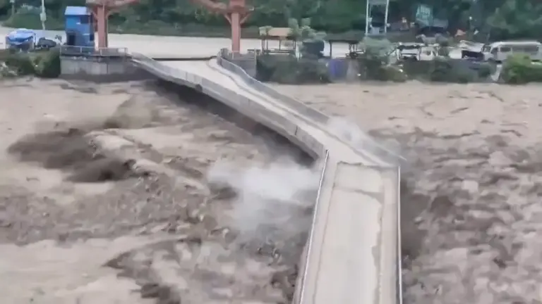 Tibet Flood Hits Nepal  તિબેટના પૂરની નેપાળમાં વિનાશક અસર સરહદી ગામોમાં ભારે તબાહી, 9 પોલીસકર્મીઓ ગુમ.