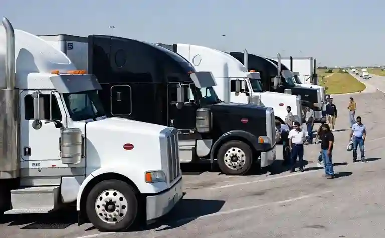 US Cancels Truck Driver Licenses ટ્રમ્પ પ્રશાસનની મોટી કાર્યવાહી ભાષાકીય ધોરણો પર ખરા ન ઉતરતા હજારો કોમર્શિયલ ડ્રાઇવરો રોડ પરથી હટાવાયા
