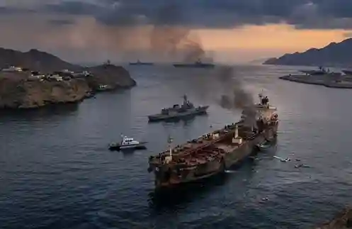 US Iran Talks Conflicting Signals Strait of Hormuz શાંતિ વાટાઘાટોની ચર્ચા વચ્ચે હોર્મુઝમાં ફરી જહાજ પર હુમલો, અમેરિકાઈરાનના વિરોધાભાસી દાવાથી વધ્યો તણાવ