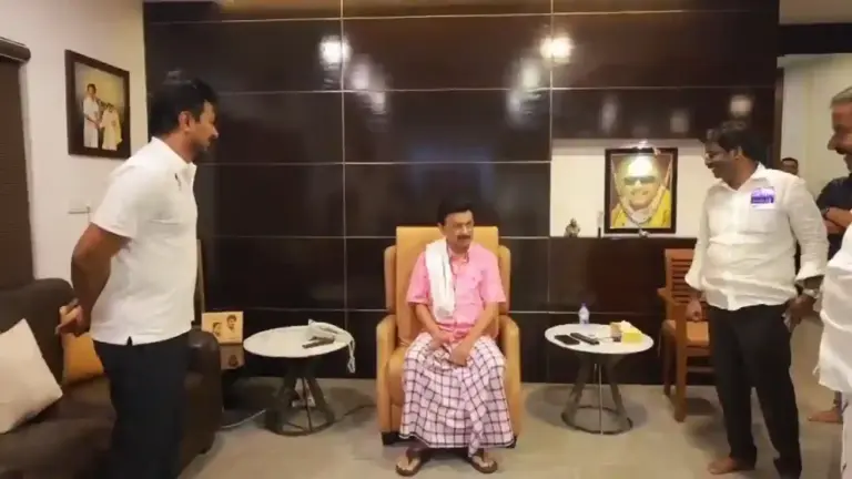 Udhayanidhi Stalin Meets Father MK Stalin  જામીન મળ્યા બાદ સીધા પિતાને મળ્યા ઉદયનિધિ સ્ટાલિન! પોલીસ પૂછપરછ પછીનો વિડિયો વાયરલ..