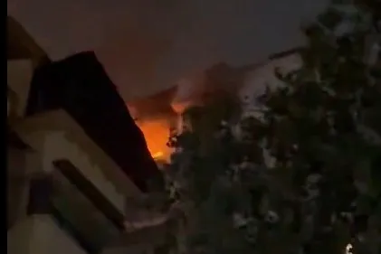 Vile Parle Fire   વિલે પાર્લેમાં આગનું તાંડવ, આગની જ્વાળાઓમાં હોમાઈ બે જિંદગી! ૪ ઈજાગ્રસ્તોની હાલત ગંભીર.