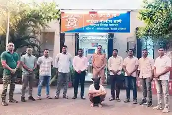 ATM Walkie Talkie PIN Theft Scam  ATM બૂથમાં વૉકીટૉકી સંતાડી PIN ચોરી કરતી ગેંગનો પર્દાફાશ બોઇસરમાં મહિલા સાથે ₹૯૦,૦૦૦ની છેતરપિંડી કરનાર ગઠિયો જેલભેગો!