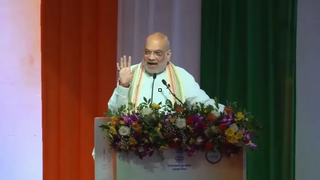 Amit Shah At Rajbhasha Sammelan Mumbai સ્થાનિક ભાષા vs હિન્દીના વિવાદ વચ્ચે કેન્દ્રીય ગૃહમંત્રીનો રોકડિયો જવાબ ‘હું પણ ગુજરાતી છું, ગુજરાતમાં હિન્દી નહીં માતૃભાષા જ બોલાય છે’