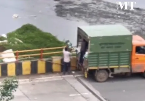Andheri Open Drain Garbage Dumping અંધેરીમાં નાળામાં કચરો ઠાલવનાર કોન્ટ્રાક્ટર સામે BMC કડક! ૪૮ કલાકમાં જવાબ નહીં તો કોન્ટ્રાક્ટ રદ થશે..