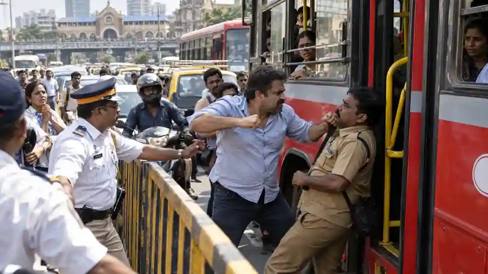 BEST Bus Driver Assaulted Dadar દાદરના તિલક બ્રિજ પર ટ્રાફિક જામ વચ્ચે બેસ્ટના બસ ડ્રાઇવર પર કાર ચાલકનો હુમલો મુસાફરો ભરેલી બસમાં ઘૂસી મારી થપ્પડ