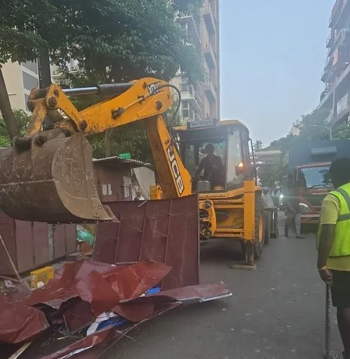 Borivali Encroachment Demolition બોરીવલીમાં પાલિકાનું બુલડોઝર ફર્યું 'પેડેસ્ટ્રિયન ફર્સ્ટ' અભિયાન હેઠળ 20 ગેરકાયદે બાંધકામો અને 15 સ્ટોલ તોડી પડાયા