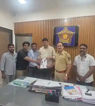 Dahisar Police Recovers Lost Gold Bag  દહિસર પોલીસની પ્રશંસનીય કામગીરી રિક્ષામાં ભૂલી ગયેલી ₹૪.૫૦ લાખની સોનાની ચેઇન અને રોકડ ભરેલી બેગ અડધા કલાકમાં પરત અપાવી!