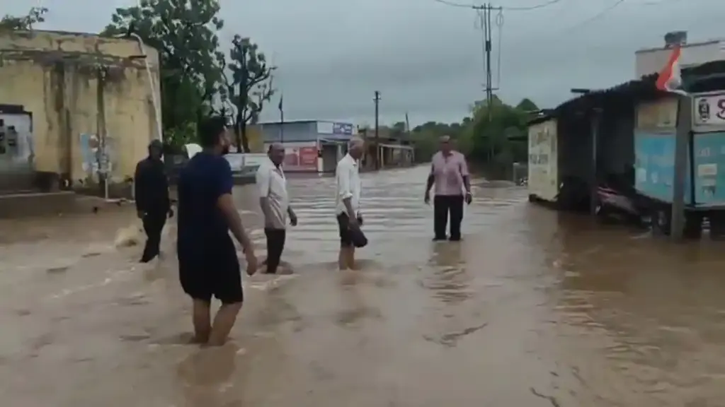 Gujarat Weather Update કચ્છના માંડવીમાં આભ ફાટ્યું માત્ર બે કલાકમાં ૫ ઇંચ ખાબક્યો, સૌરાષ્ટ્રમાં ભારે વરસાદનું એલર્ટ