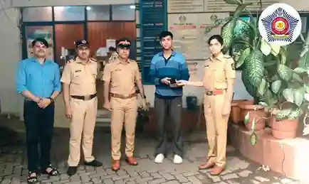 Jogeshwari Police Recovery જોગેશ્વરી પોલીસ બની દેવદૂત મૂકબધિર બાળકના ખોવાયેલા મોબાઈલની શોધખોળ કરી પરિવારને સોંપ્યો