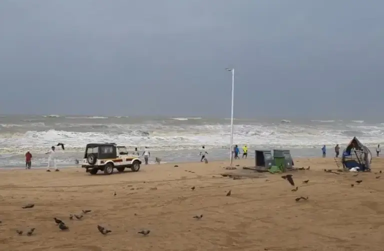 Juhu Beach Missing Toddler Reunited  જુહુ ચોપાટી પર ગુમ થયેલી અઢી વર્ષની બાળકીનું પરિવાર સાથે સુખદ મિલન મુંબઈ પોલીસની સતર્કતાથી ટળી મોટી દુર્ઘટના