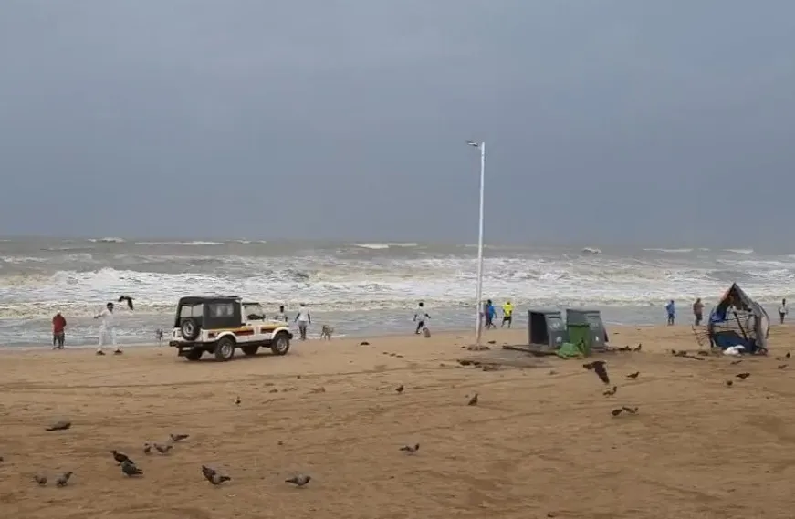 Juhu Beach Missing Toddler Reunited  જુહુ ચોપાટી પર ગુમ થયેલી અઢી વર્ષની બાળકીનું પરિવાર સાથે સુખદ મિલન મુંબઈ પોલીસની સતર્કતાથી ટળી મોટી દુર્ઘટના