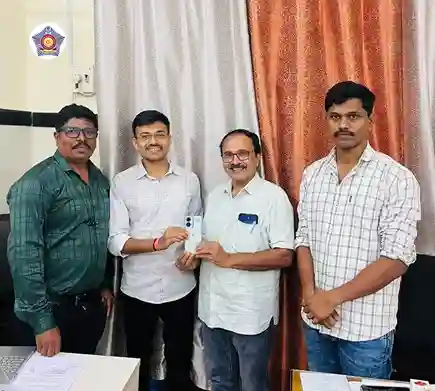 Khar Police Missing Mobile CEIR પોર્ટલની મદદથી ખાર પોલીસની મોટી સફળતા ગુમ થયેલા ૩ સ્માર્ટફોન શોધી મૂળ માલિકોને હેમખેમ પરત કર્યા!