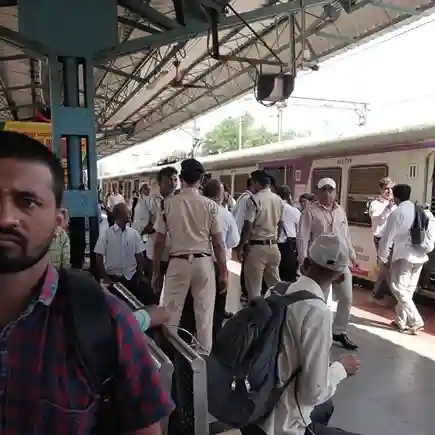 Malad Forest Demolition Drive મુંબઈના મલાડમાં વન વિભાગનું બુલડોઝર એક્શન NDPS ડ્રગ્સ કેસમાં સંડોવાયેલાં ૯ ગેરકાયદે બાંધકામો જમીનદોસ્ત કરાયાં
